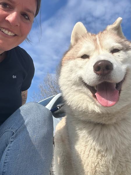 Evi mit einem fröhlichen Husky