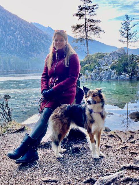 Evi mit ihrem Hund am Hintersee in Oberbayern