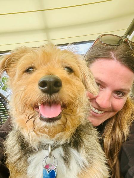 Evi mit einem fröhlichen Terrier-Mischling