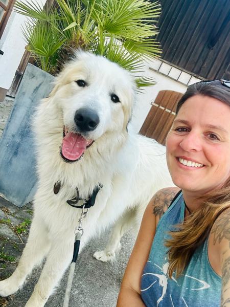 Evi mit einem großen weißen Hund