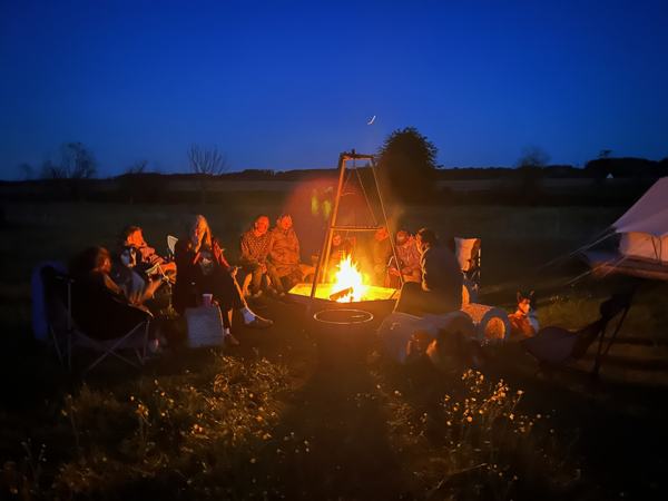 Abendliches Lagerfeuer beim HTS goes Camping