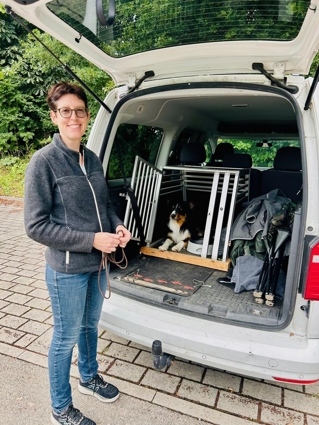 Evi mit ihrem Hund am Auto – bereit für den nächsten mobilen Termin